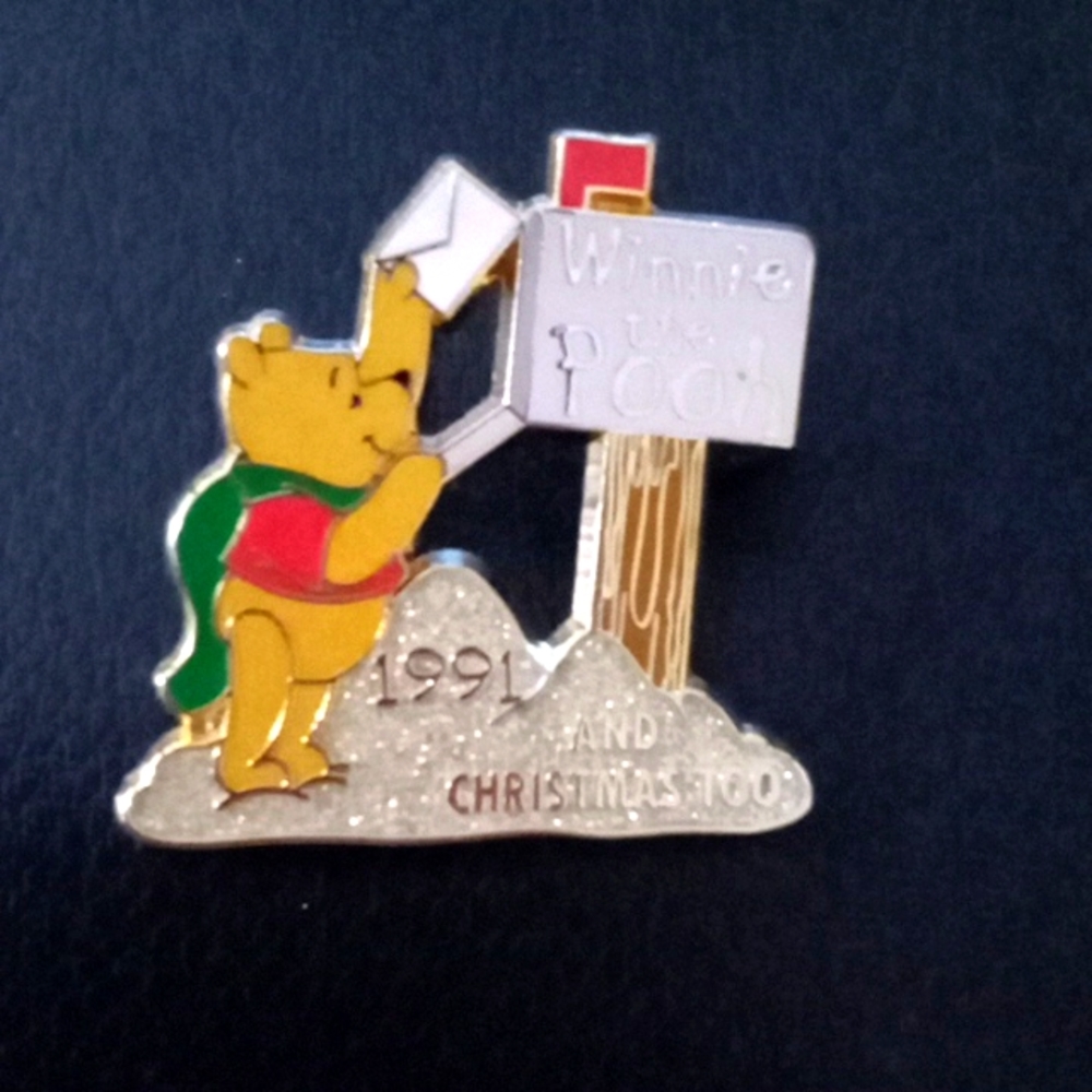 DISNEY STORE WINNIE THE POOH MAILING HIS LETTER TO SANTA - Picture 1 of 8